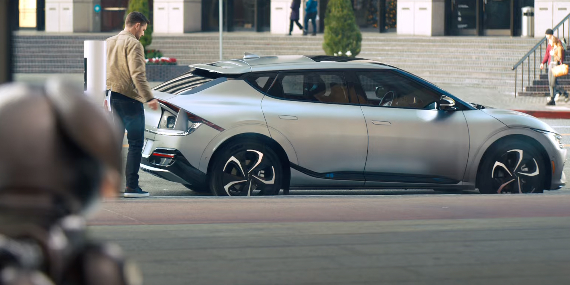 A person shaking hands with a silver car

AI-generated content may be incorrect.