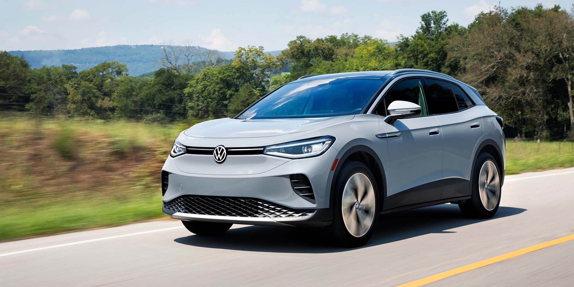 A car driving on a road

Description automatically generated